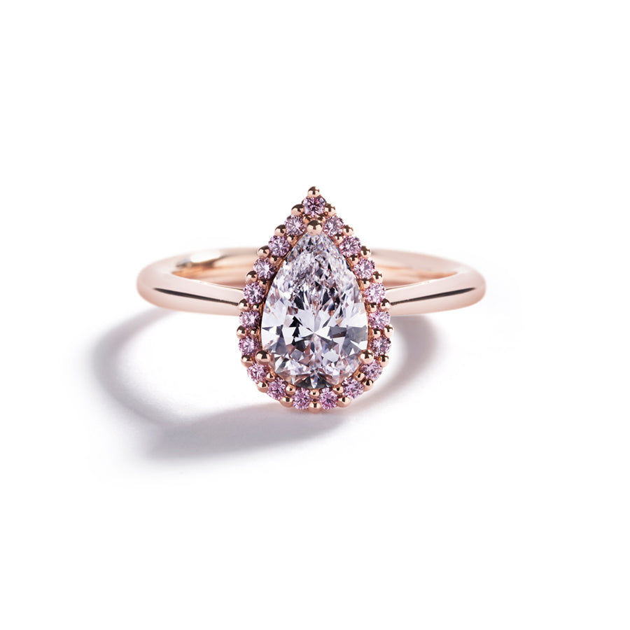 Rosetring i 18 kt. rosaguld prydet med en 1,40 ct. dråbesleben River(D)/IF diamant, omkranset af 20 Natural Fancy Intense Purplish Pink diamanter, i alt 0,20 ct. GIA certifikat medfølger. 