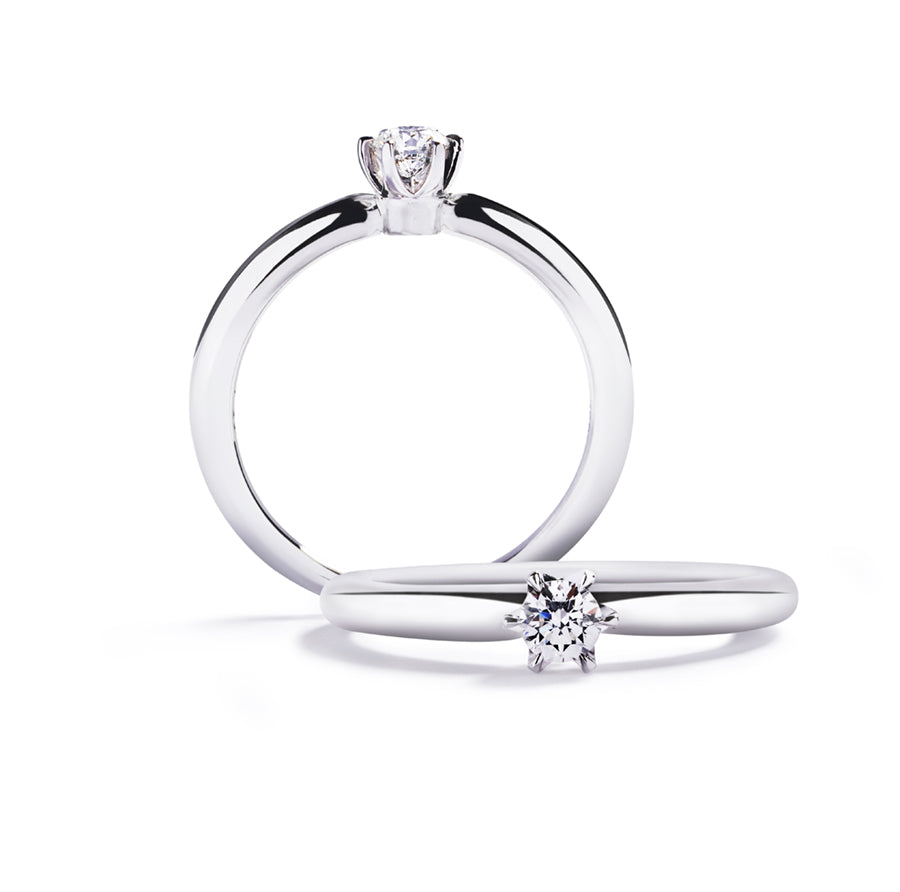 ”Copenhagen Star” solitairering i 18 kt. hvidguld prydet med 0,20 ct. Top Wesselton/VS brillant.
