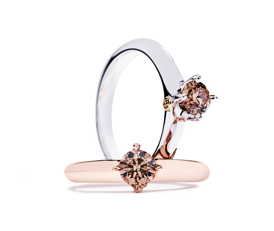 Hartmann's Signatur Solitaireringe i hvidguld og rosaguld med Argyle Champagne diamant