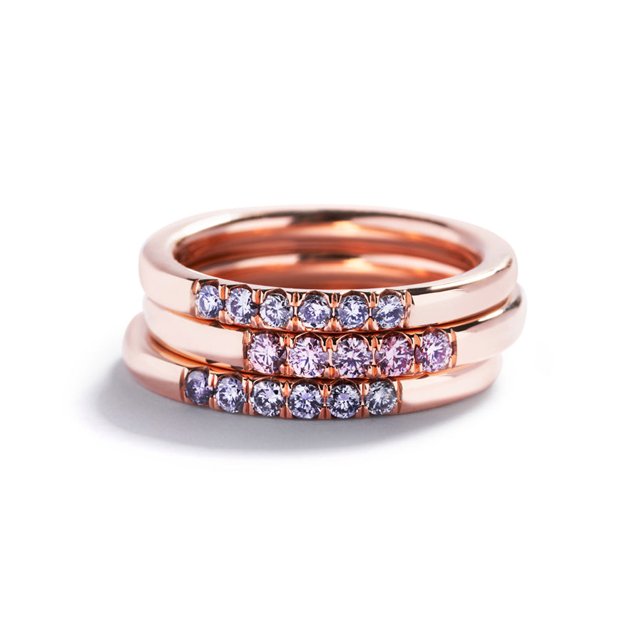 Øverst: Alliancering i 18 kt. rosaguld prydet med 6 Natural Fancy Intense Blue/SI2 brillanter, i alt 0,18 ct. Kr. 39.500,-  Midt: Alliancering i 18 kt. rosaguld prydet med 5 Natural Fancy Pink/SI1 brillanter, i alt 0,34 ct. IGI certifikat medfølger. Kr. 42.500,-    Nederst: Alliancering i 18 kt. rosaguld prydet med 6 Natural Fancy Greyish Blue/P1 brillanter, i alt 0,18 ct. Kr. 39.500,-