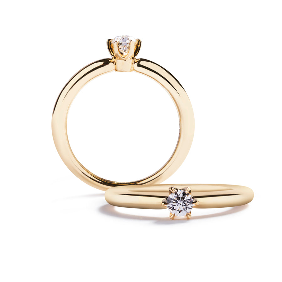 ”Copenhagen Star” solitairering i 18 kt. gulguld prydet med 0,33 ct. Top Wesselton(G)/VS2 brillant.  GIA certifikat inkluderet.