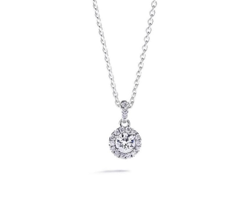 Diamant rosetvedhæng i 18 kt. hvidguld prydet med 0,305 ct. Top Wesselton/VS brillant omkranset af 17 Top Wesselton/VVS-VS brillanter, i alt 0,09 ct.  