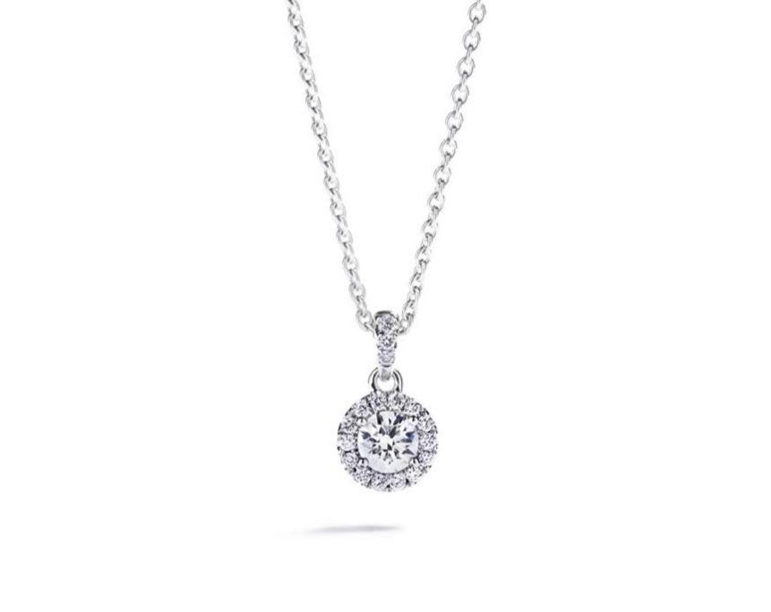 Diamant rosetvedhæng i 18 kt. hvidguld prydet med 0,305 ct. Top Wesselton/VS brillant omkranset af 17 Top Wesselton/VVS-VS brillanter, i alt 0,09 ct.  