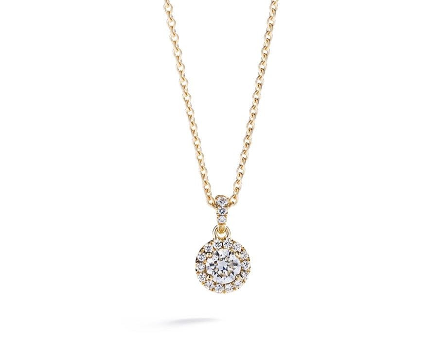 Diamant rosetvedhæng i 18 kt. gulguld prydet med 0,30 ct. Top Wesselton/VS brillant omkranset af 17 Top Wesselton/VVS-VS brillanter, i alt 0,09 ct.  Prisen er inklusiv kæde. 