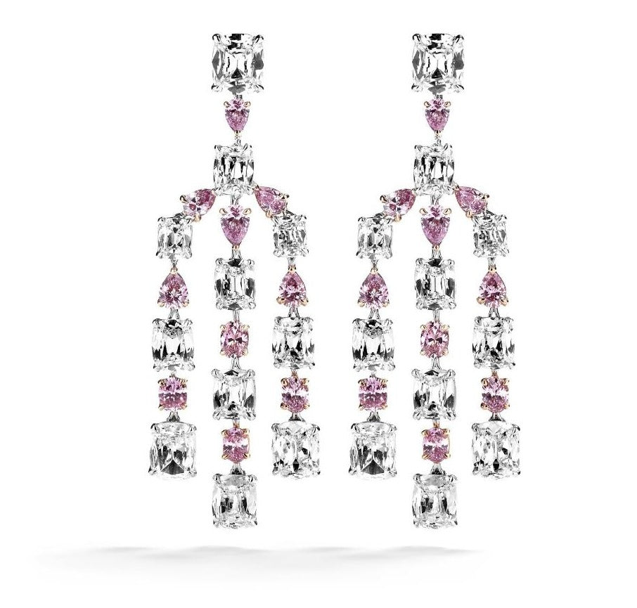 Argyle Pink chandelier ørehængere i platin og 18 kt. rosaguld  prydet med 20 oval- og dråbeslebne Natural Fancy Intense Pink/VS-SI diamanter, i alt 1,89 ct. samt 22 criss-cut Top Wesselton/VVS-VS diamanter, i alt 8,68 ct. 
