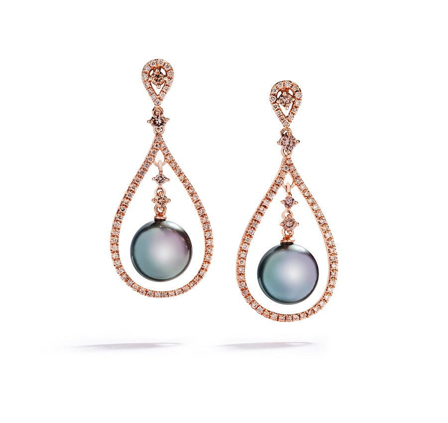 Diamant- og perleørehængere i 18 kt. rosaguld prydet med 2 Tahiti kulturperler (9,5-10mm) omkranset af 134  Champagne(C5)/VS brillanter, i alt 0,83 ct.