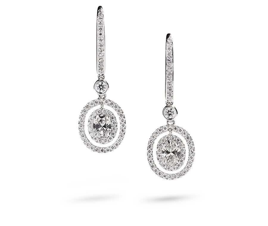 Diamant øreringe med 2 ovalslebne diamanter