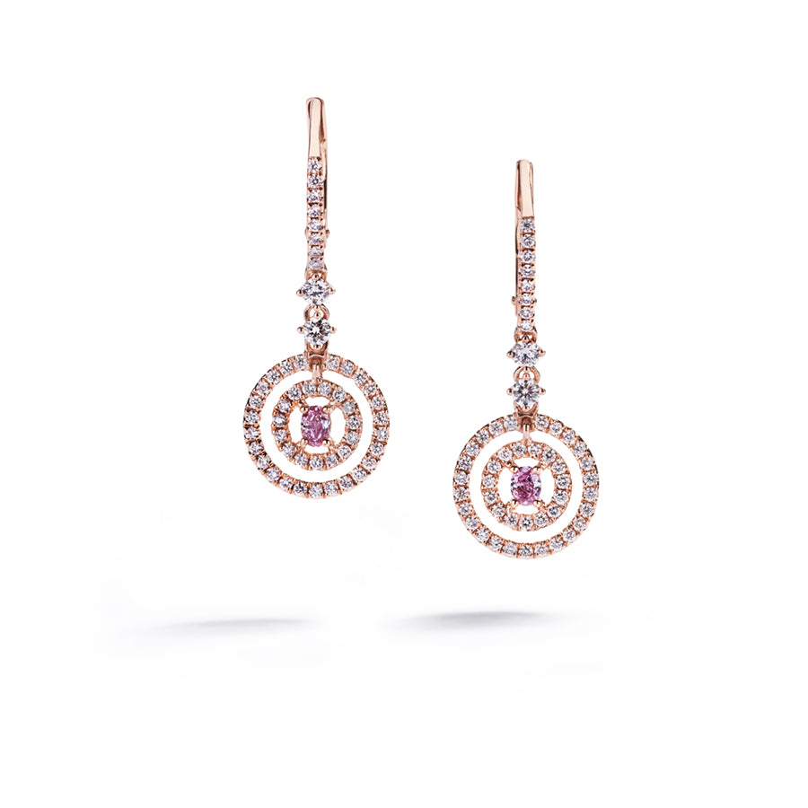 Diamantørehængere i 18 kt. rosaguld prydet med to Natural Fancy Intense Pink brillanter, i alt 0,17 ct. omkranset af 100 Top Wesselton/VVS-VS brillanter, i alt 0,61 ct.  
