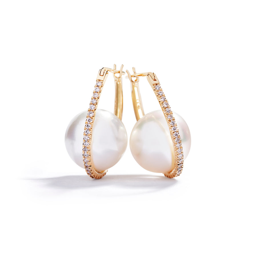 Creoler med South Sea kulturperler og 0,28 ct. brillanter