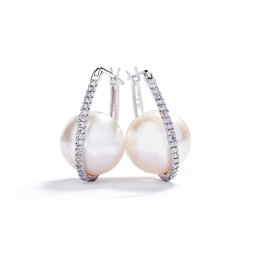 Creoler med South Sea kulturperler og 0,28 ct. brillanter