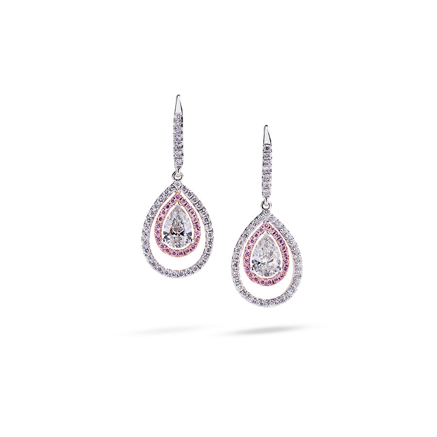 Diamantørehængere med i alt 1,00 ct. dråbeslebne diamanter og Argyle Pink brillanter