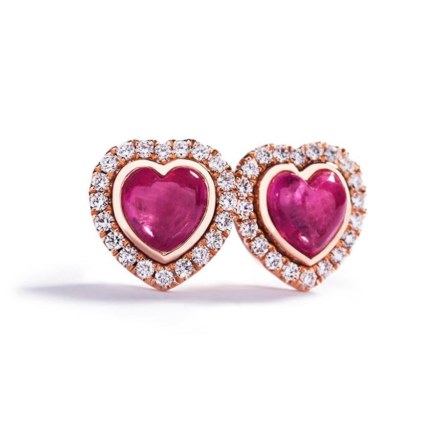 "Double Love" rosetørestikker i 18 kt. rosaguld prydet med to hjerteslebne Grønlandske Safirer, i alt 1,47 ct. omkranset af 40 Top Wesselton/VVS-VS brillanter, i alt 0,19 ct.   