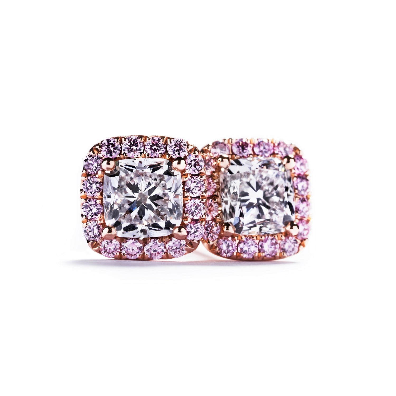 Rosetørestikker i 18 kt. rosaguld prydet med to cushion-cut Top Wesselton/VVS-VS diamanter,  i alt 0,60 ct. omkranset af 28 Natural Fancy Intense Pink/VS-SI  brillanter, i alt 0,19 ct.