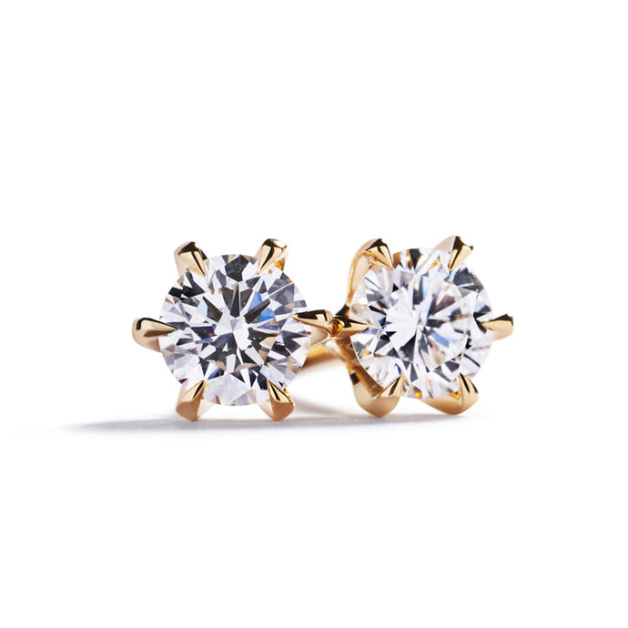 ”Copenhagen Star” solitaire ørestikker i 18 kt. gulguld prydet med 2 Top Wesselton/VVS-VS brillanter, i alt 0,30 ct.                                                    Fås også i 18 kt. hvidguld.