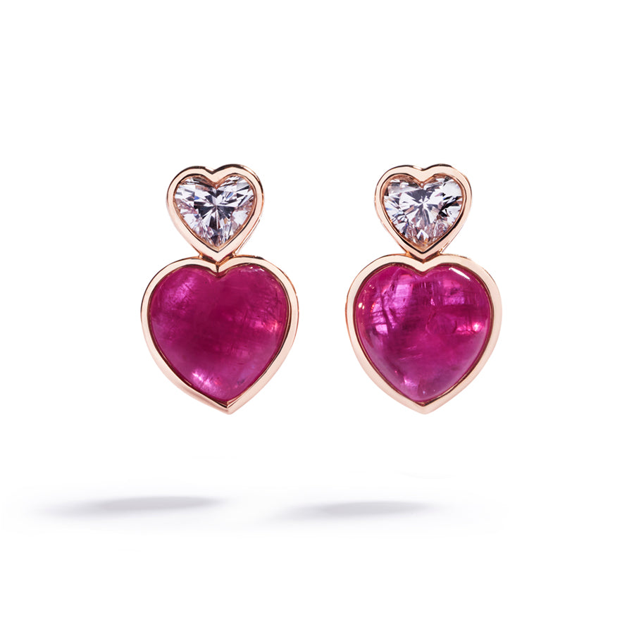 "Double Love" rubinørestikker i 18 kt. rosaguld prydet med to hjerteslebne Grønlandske Safirer, i alt 3,37 ct. samt to hjerteslebne Top Wesselton/VVS-VS diamanter, i alt 0,48 ct. 