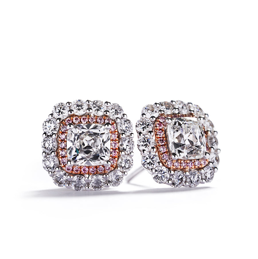 Rosetørestikker i 18 kt. hvidguld og 18 kr. rosaguld prydet med to cushion-cut Top Wesselton(G)/VVS1-VS diamanter omkranset af 44 Natural Fancy Purplish Pink diamanter, i alt 0,12 ct. samt 28 Top Wesselton/VVS-VS brillanter, i alt 1,05 ct.