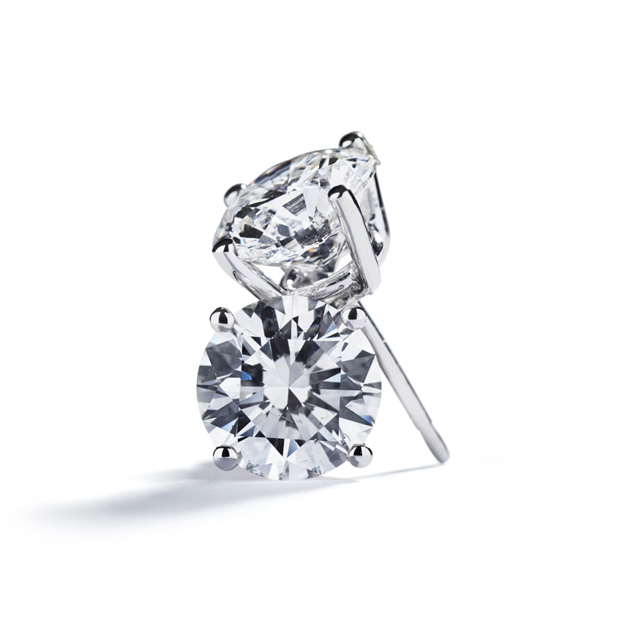Solitaire ørestikker i 14 kt. hvidguld prydet med 2 Top Wesselton(G)/VS2 brillanter, i alt 1,80 ct.                                                                                         GIA certifikat medfølger.