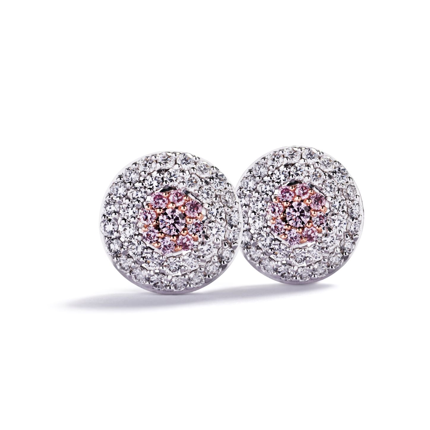 Roset ørestikker i 18 kt. hvidguld og rosaguld prydet med 18 Natural Fancy Intense Pink/SI-P diamanter, i alt 0,084 ct. omkranset af 68 Top Wesselton/VVS-VS brillanter, i alt 0,32 ct.