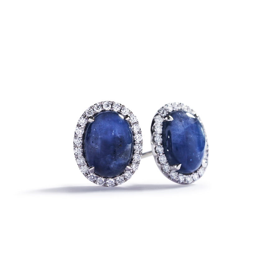 Safir rosetørestikker i 18 karat hvidguld prydet med to cabochonslebne Grønlandske Blå Safirer, i alt 1,30 ct. omkranset af 44 Top Wesselton/VVS-VS brillanter, i alt 0,13 ct.