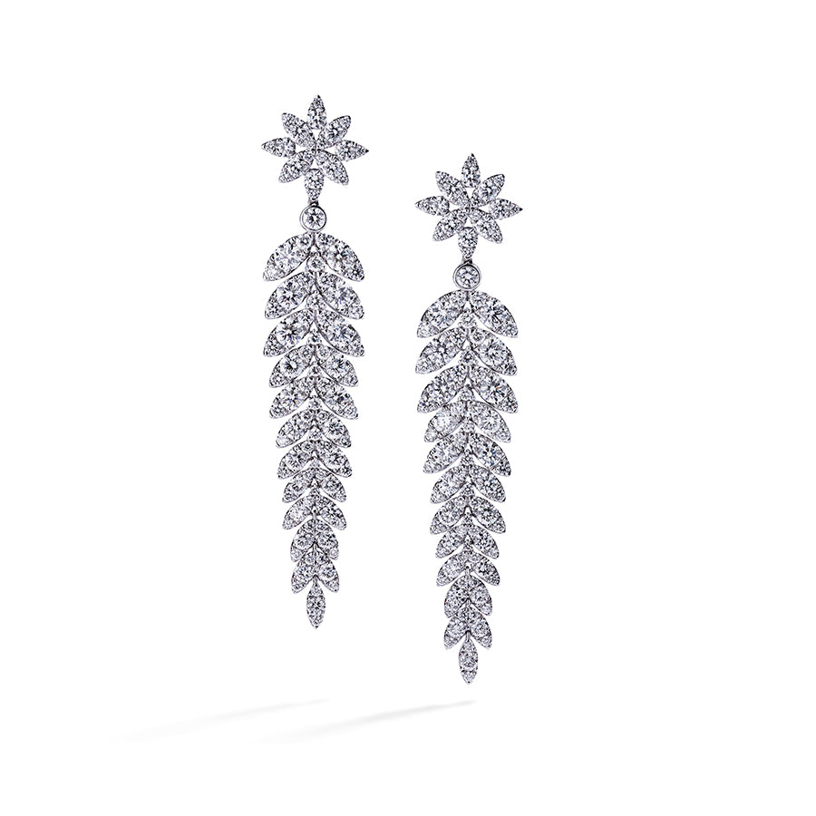 Diamant chandeliers i 18 kt. hvidguld fra Hartmann's prydet med 196 brillanter, i alt 7,49 ct.
