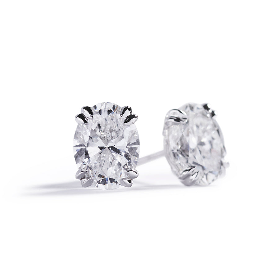 Diamant solitaireørestikker med 1,98 ct. ovale diamanter