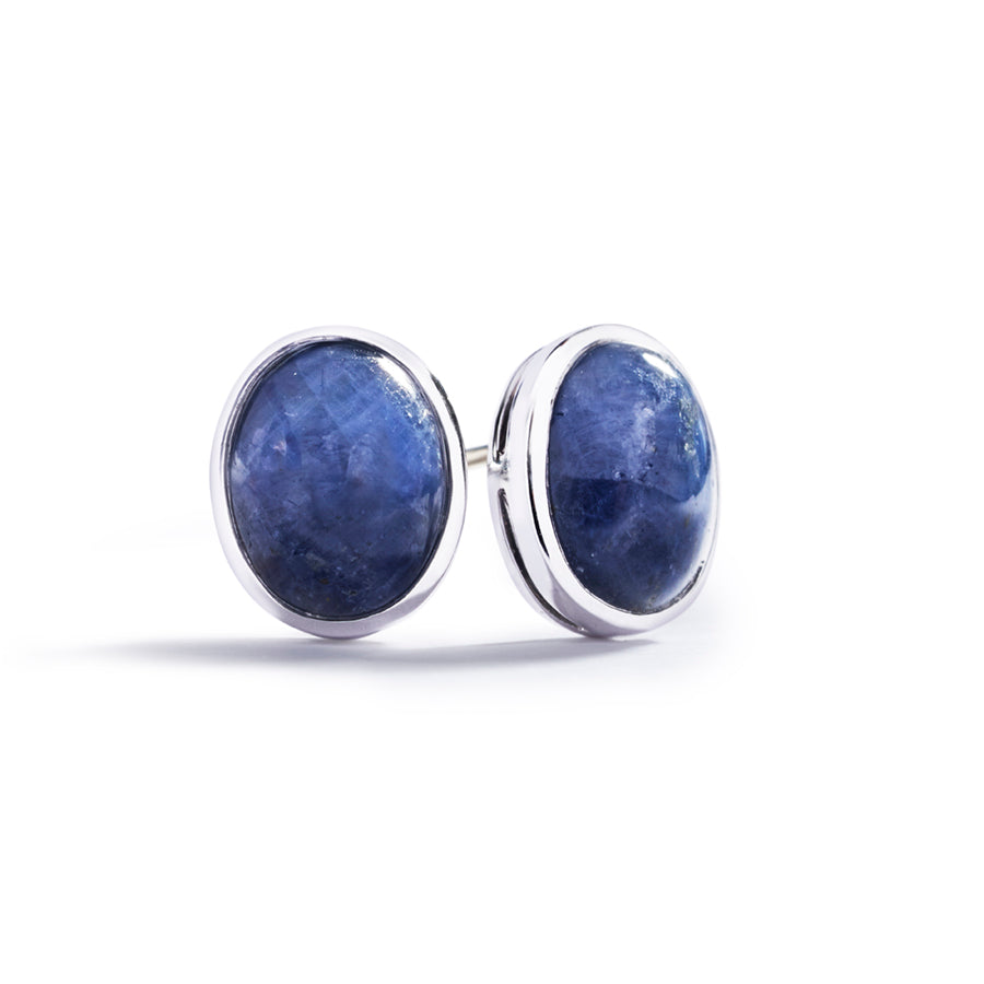 Safir ørestikker i 18 karat hvidguld prydet med to cabochonslebne Grønlandske Blå Safirer, i alt 4,65 ct.