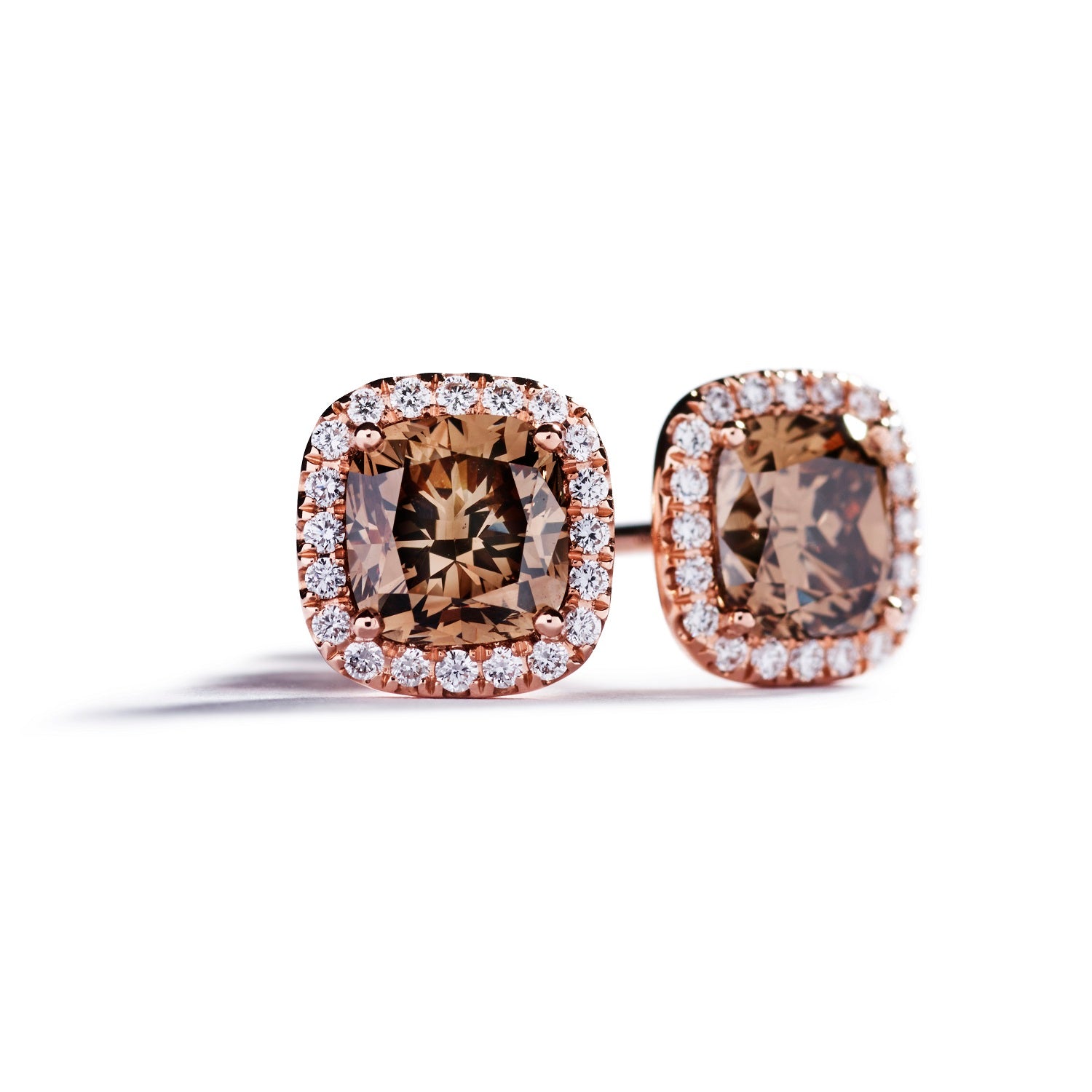 Roset ørestikker med 2,10 ct. cushion-cut Argyle Champagne diamanter og brillanter