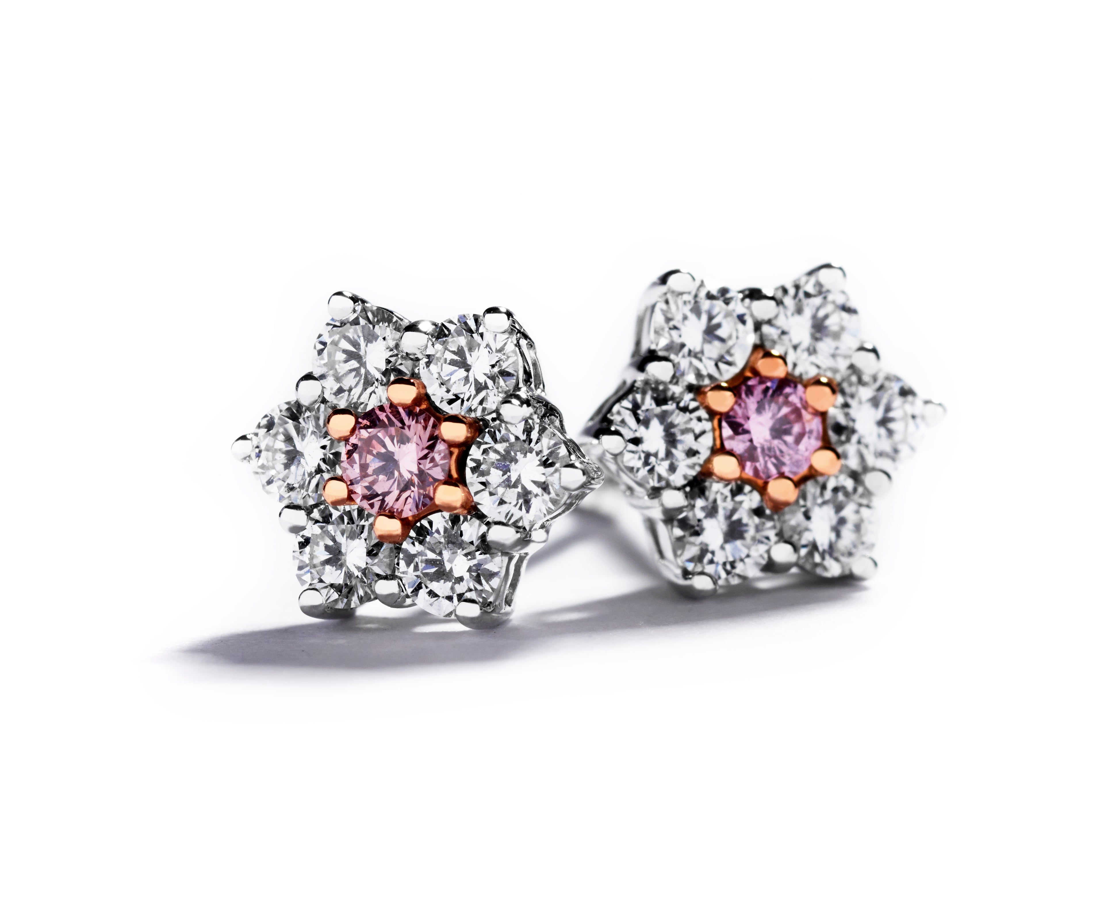 Roset ørestikker fra Hartmann's med 0,08 ct. Argyle Pink brillanter