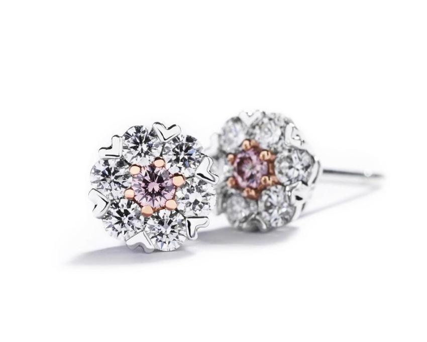 Diamantørestikker i 18 karat hvidguld med pink diamanter fra Hartmanns