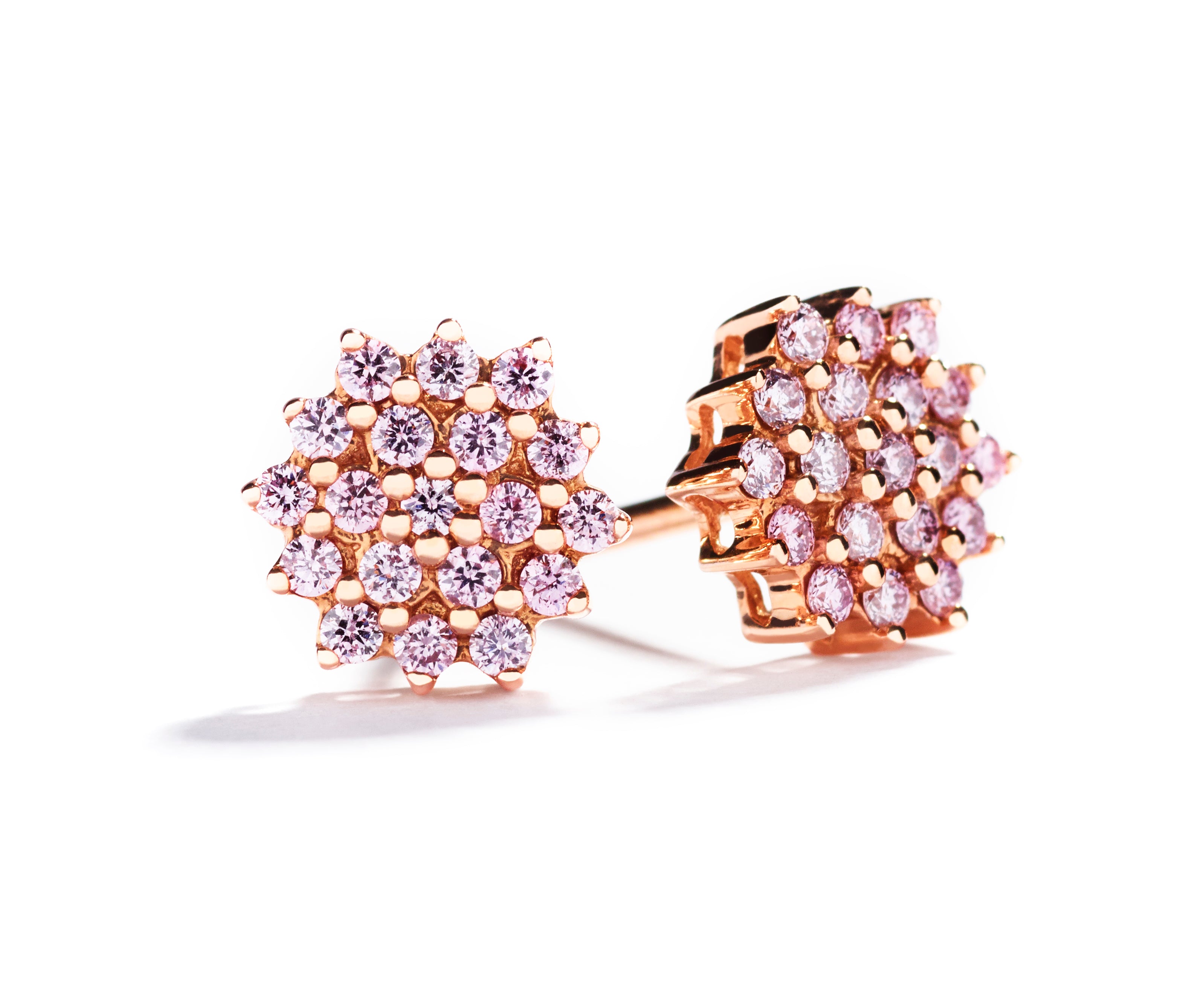 Diamant ørestikker i 18 kt. rosaguld prydet med 38 pink brillanter, i alt 0,38 ct. Argyle Natural Fancy Intense pink/VVS-SI.