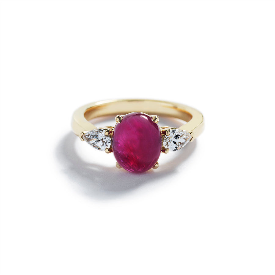 3-stens rubinring i 18 kt. gulguld fra Hartmann's med 3,35 ct. Grønlandsk Rubin og dråbeslebne diamanter