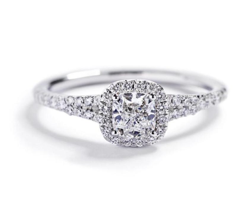 Rosetring i 18 karat hvidguld med cushion-cut diamant centersten og hvide brillanter