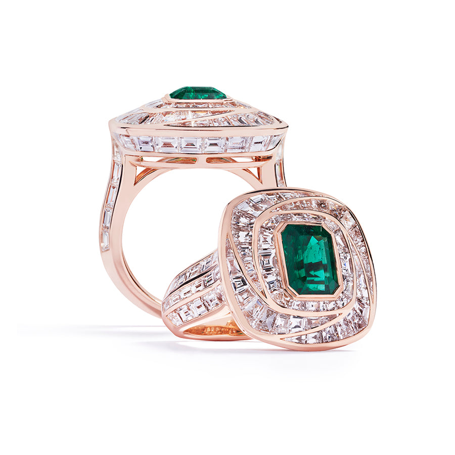 Cocktail ring i 18 kt. rosaguld prydet med en 2,35 ct. Vivid Green step cut smaragd omkranset af 108 step cut Top Wesselton/VVS-VS diamanter, i alt 10,57 ct.     Certifikat fra C. Dunaigre medfølger. 