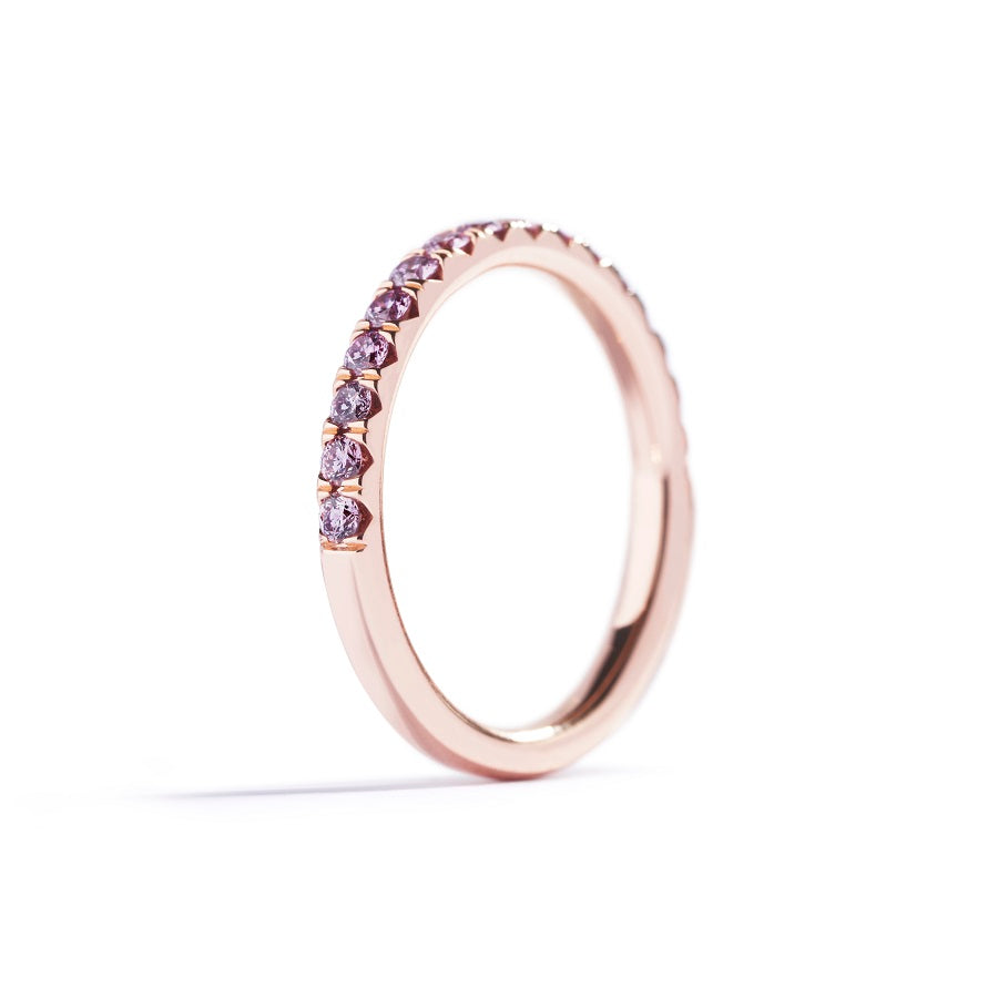 "Copenhagen Classic" alliancering i 18 kt. rosaguld prydet med 16 Natural Fancy Intense Pink/SI-P brillanter, i alt 0,46 ct.