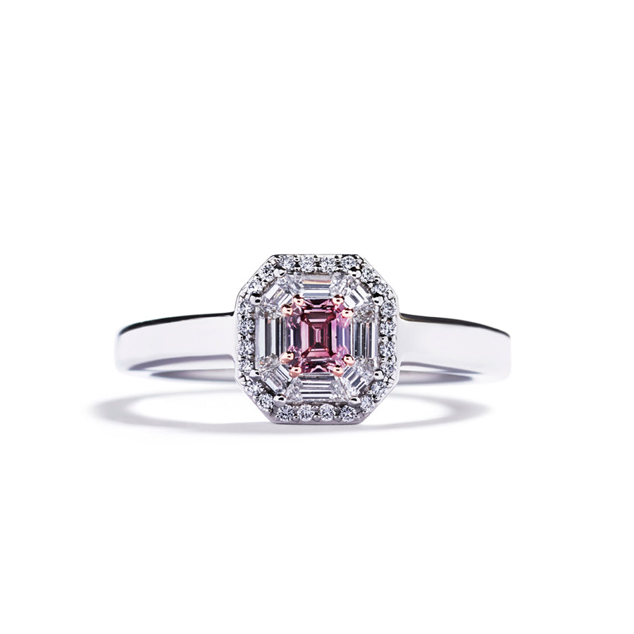 Rosetring i platin fra Hartmann's med 0,26 ct. smaragdsleben Argyle Pink diamant og trapezslebne diamanter