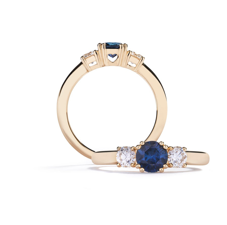 "Copenhagen Love" 3-stensring i 18 kt. hvidguld prydet med en 0,71 ct. blå safir omkranset af to Top Wesselton/VVS-VS brillanter, i alt 0,41 ct.    Safirer er varmebehandlede.