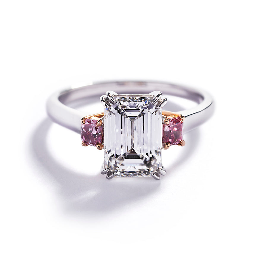 3-stens ring i 18 kt. hvidguld og 18 kt. rosaguld prydet med en 3,40 ct. smaragdsleben Top Wesselton(F)/VVS1 diamant, flankeret af to cushion-cut Natural Fancy Intense Pink/VS-SI diamanter, i alt 0,42 ct. 