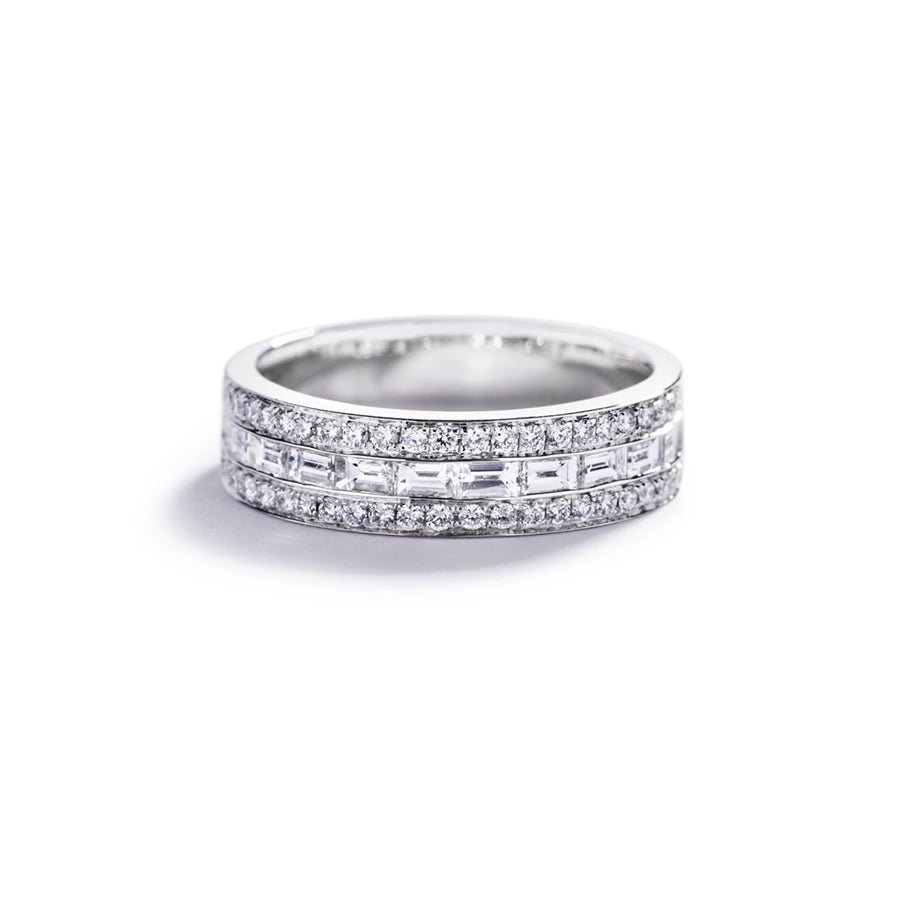 Diamantring i 18 kt. hvidguld prydet med 11 smaragdslebne Top Wesselton/VVS-VS diamanter, i alt 0,57 ct. omkranset af 44 Top Wesselton/VVS-VS brillanter, i alt 0,27 ct.