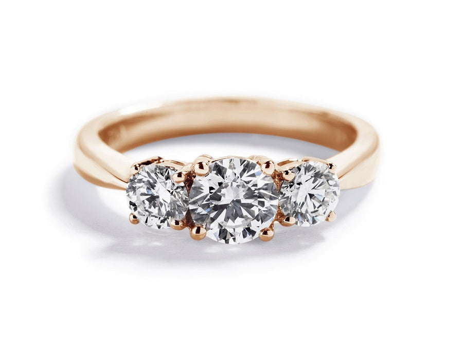 3-stens diamantring i 18 kt. gulguld prydet med 0,50 ct. Top Wesselton(G)/VS2 centersten flankeret af 2 brillanter, i alt 0,40 ct. Top Wesselton/VVS.  GIA certifikat medfølger.