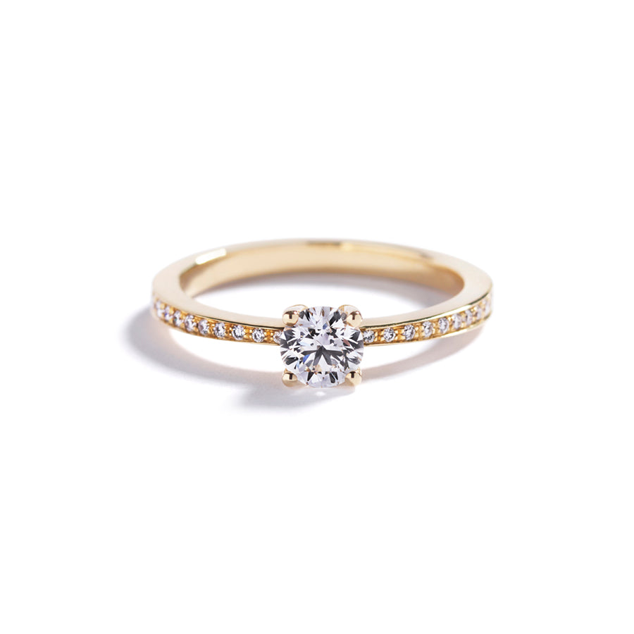 Copenhagen Dream solitairering i 18 kt. gulguld prydet med 0,30 ct. Top Wesselton/VS diamant flankeret af 18 Top Wesselton/VVS-VS brillanter, i alt 0,10 ct.  Fås også i 18. kt. hvidguld.