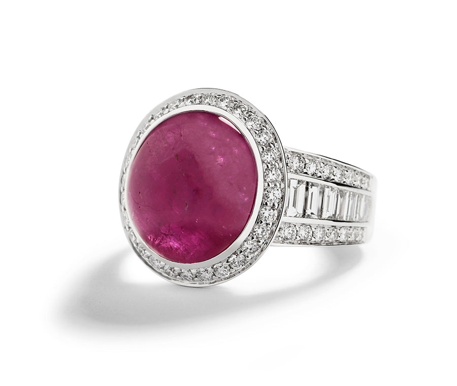 Rosét ring med grønlandsk rubin og baguette slebne hvide diamanter