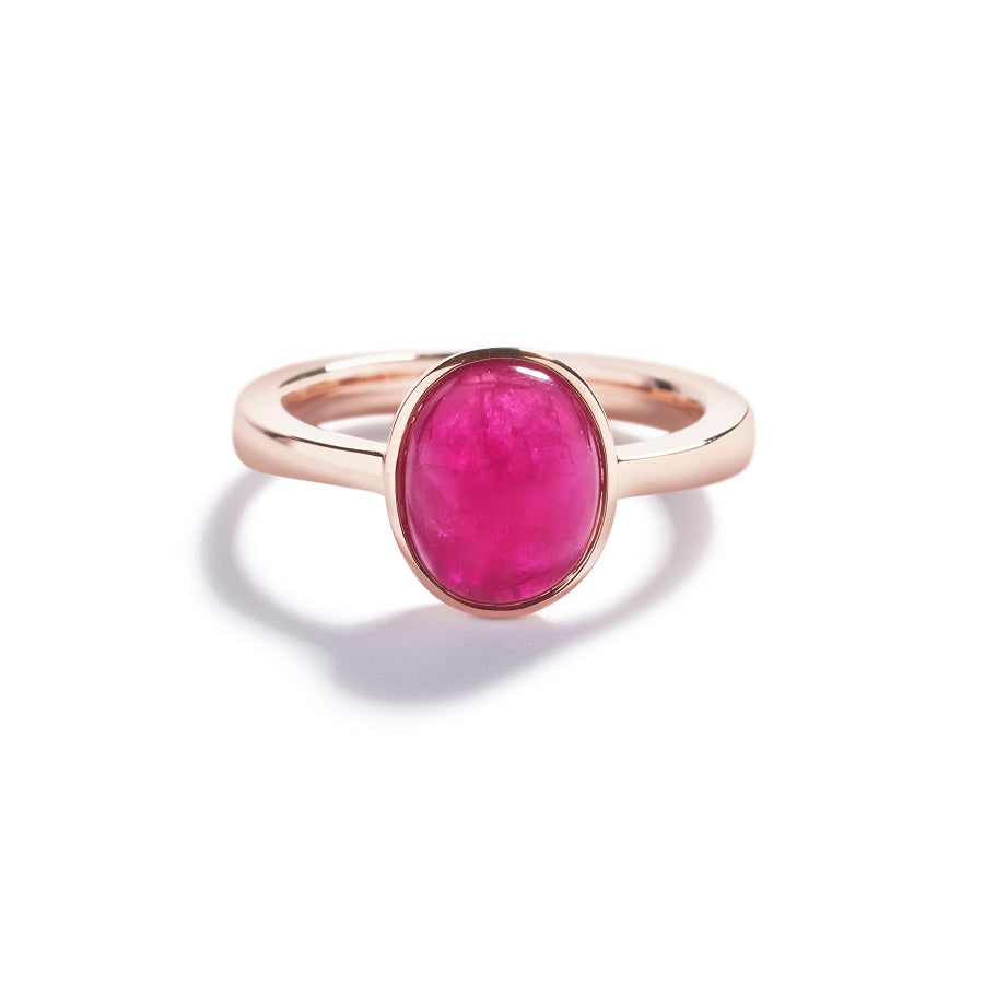 Ring i 18 kt. rosaguld prydet med en 2,84 ct. cabochonsleben Grønlandsk Rubin.    Priserne kan variere i forhold til farve og carat.