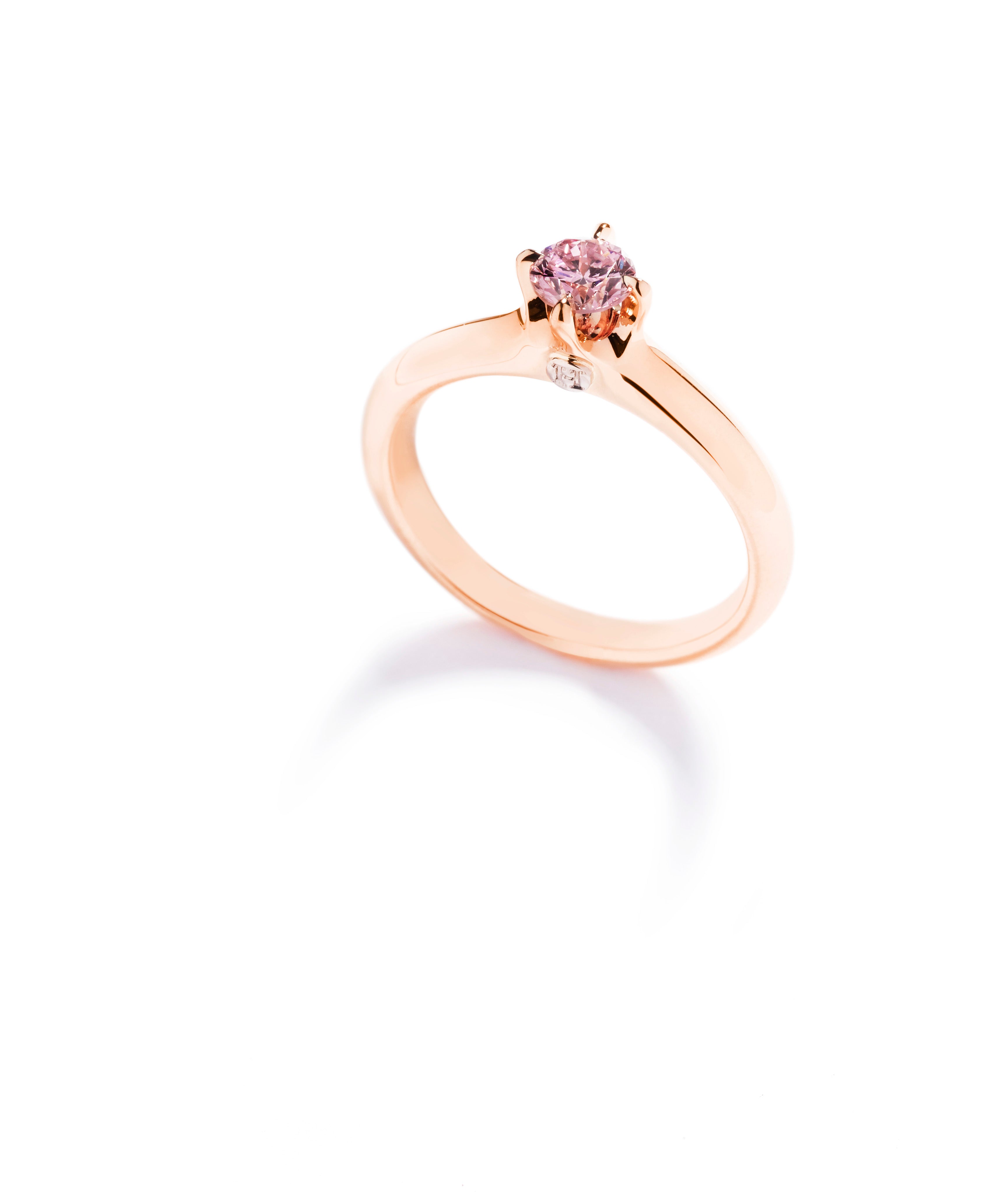 Signatur solitairering med 0,65 ct. Argyle Pink diamant –