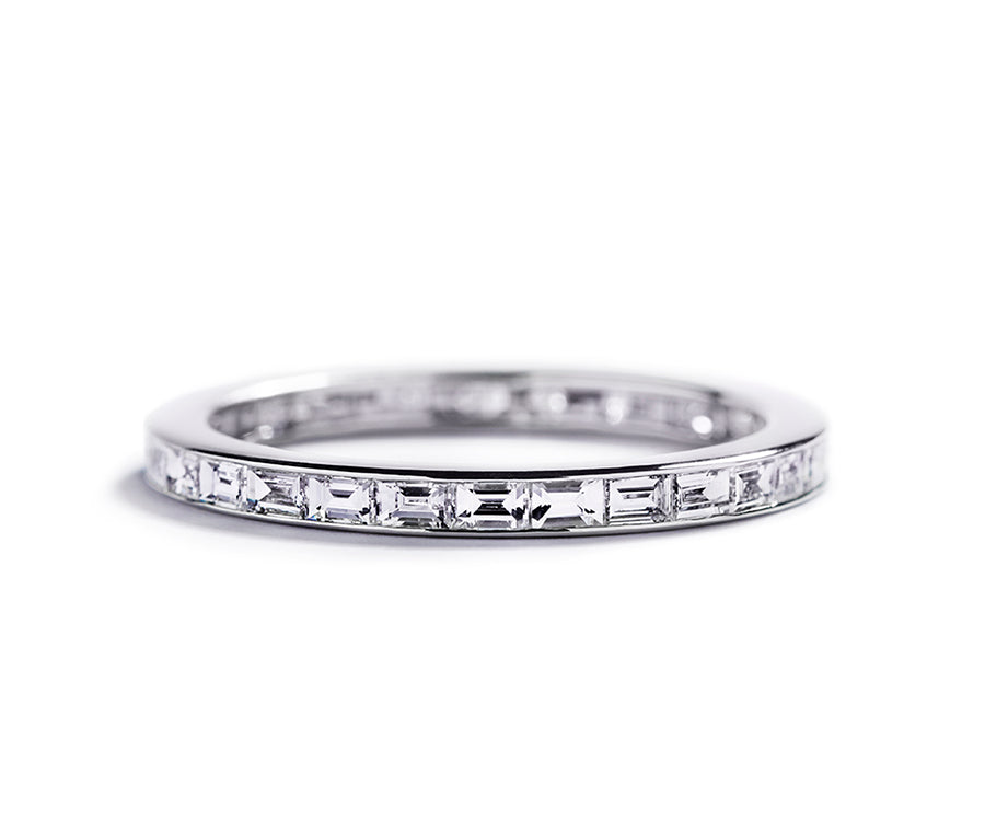 Ottekantet alliancering i 18 karat hvidguld med baguetteslebne diamanter