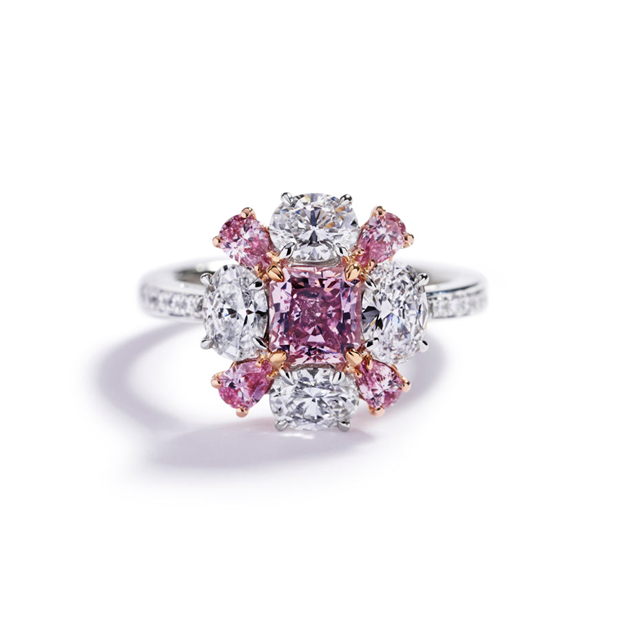 Diamantring i platin samt 18 kt. rosaguld prydet med en 1,06 ct. radiant-cut Natural Fancy Intense Pink/P1 diamant flankeret af 4 dråbeslebne Natural Fancy Intense Purplish Pink diamanter/P1, i alt 0,36 ct. samt 4 ovale diamanter River/VVS, i alt 1,53 ct. Ringskinnen er prydet med 16 stk. brillanter River/VVS, i alt 0,20 ct.