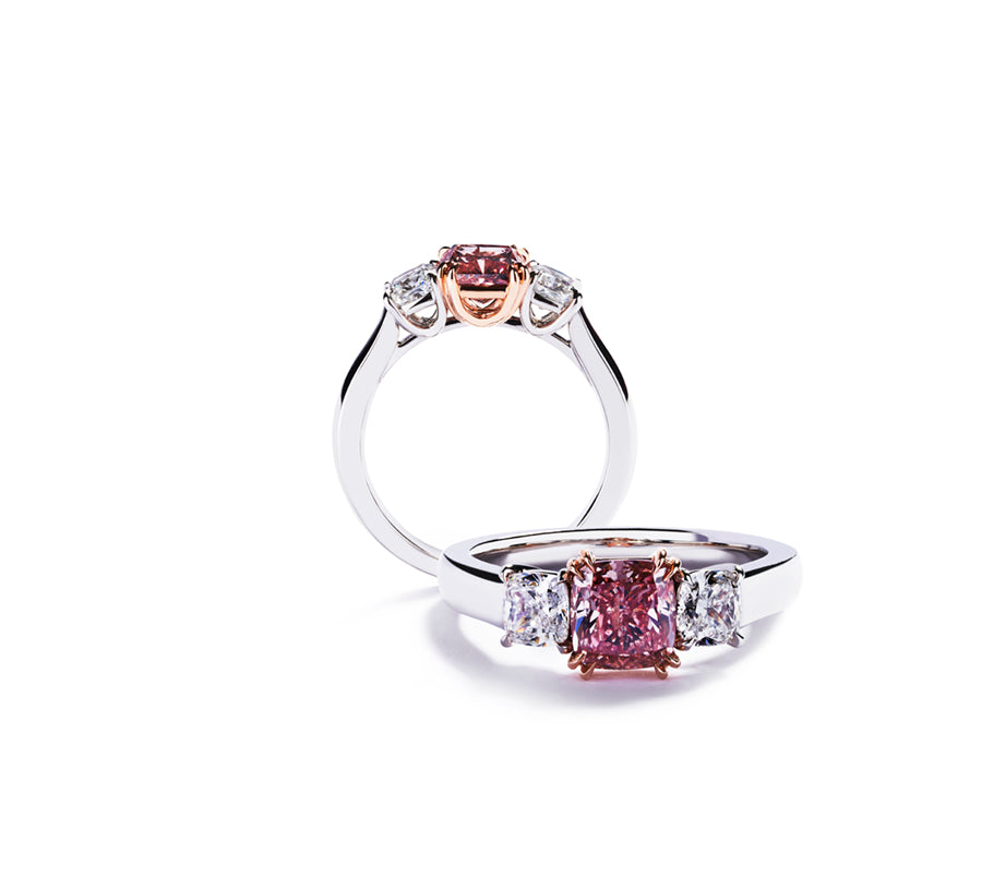 Tre-stens ring med 1,32 ct cushion-cut Argyle Pink diamant og 0,86 ct. cushion-cut diamanter
