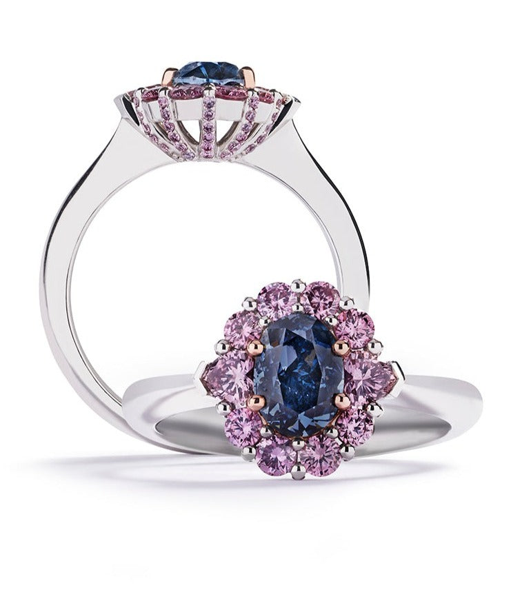 Exceptionel naturlig blå oval diamant på 1,02 carat Fancy Vivid Blue/SI1 omkranset af 10 Argyle Pink diamanter, i alt 0,61 carat heraf to hjerteslib samt 62 mindre Argyle Pink diamanter, i alt 0,17 carat.