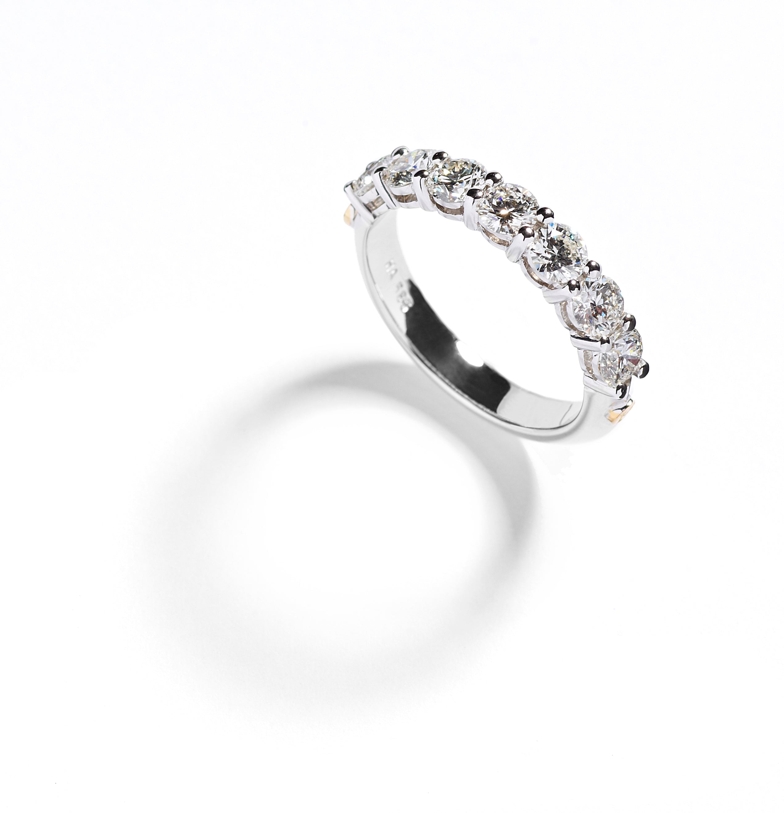 Rækkering i 18 karat hvidguld med brillanter