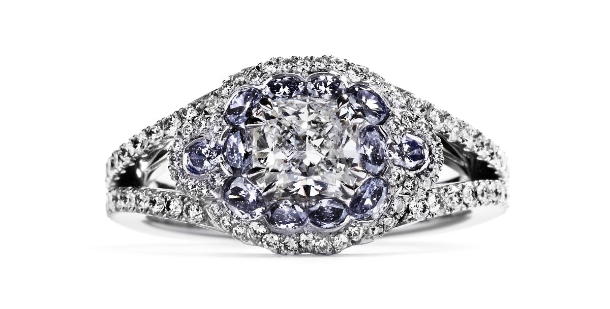 Diamantring fra Hartmann's med 0,85 ct. Argyle Blue diamanter og brillanter