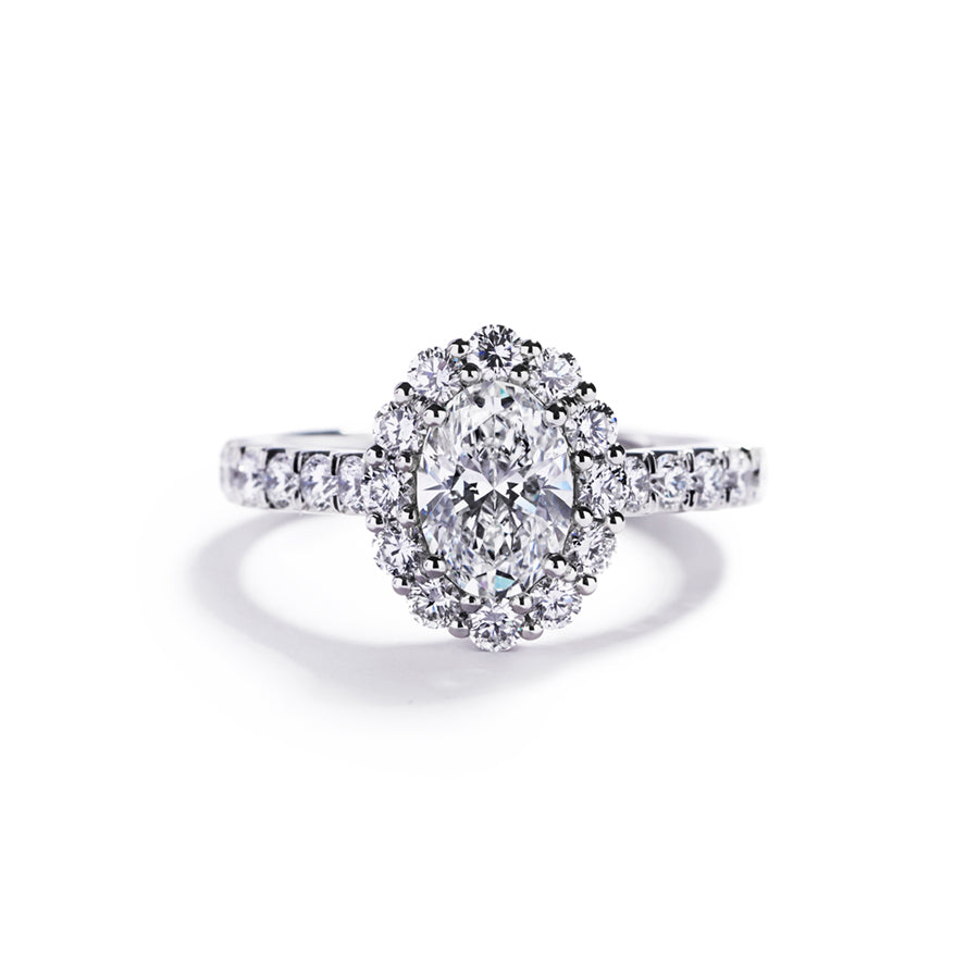 Rosetring i 18 kt. hvidguld prydet med en 0,82 ct. oval Top Wesselton(F)/VS2 diamant omkranset af 30 Top Wesselton/VVS-VS brillanter, i alt 0,46 ct. 
